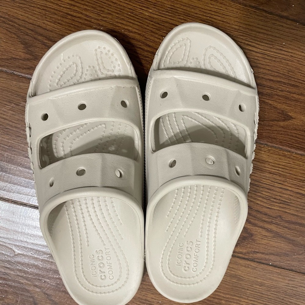 Women Crocs - Picture 4 of 5